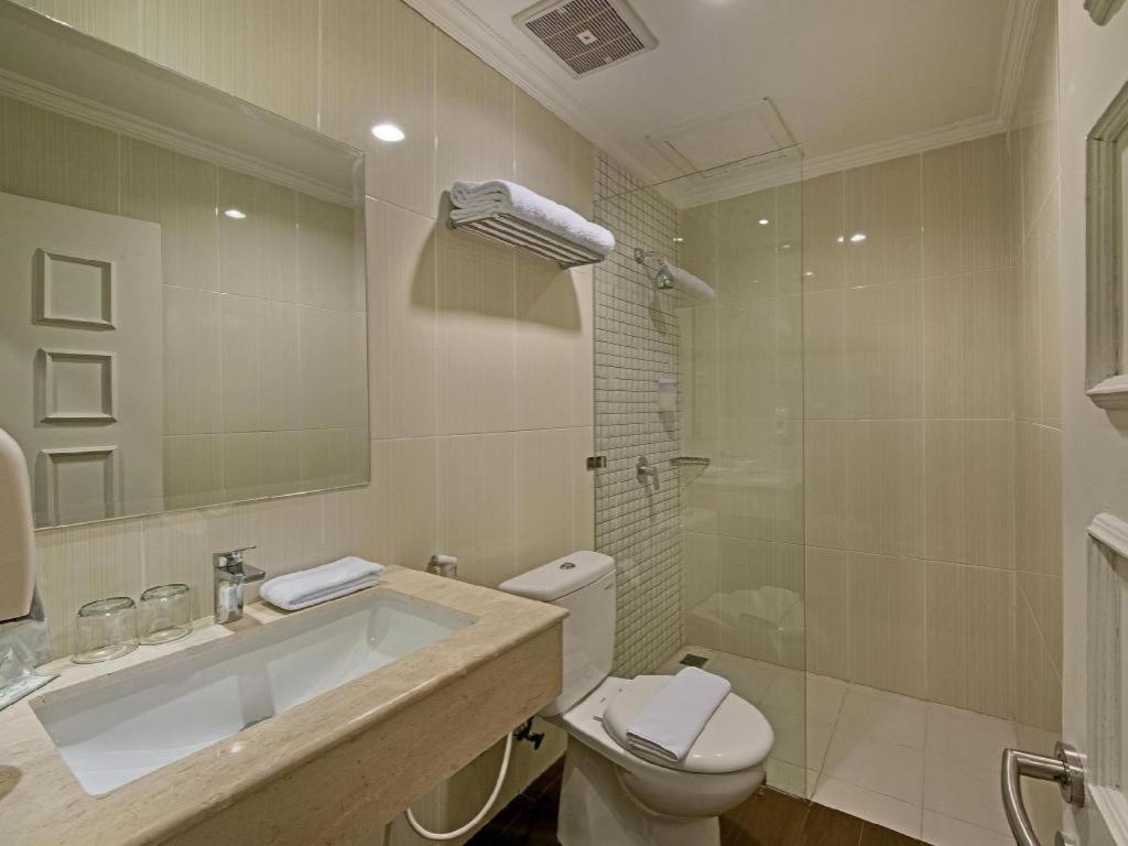 Whiz Prime Hotel Darmo Harapan สุราบายา ภายนอก รูปภาพ