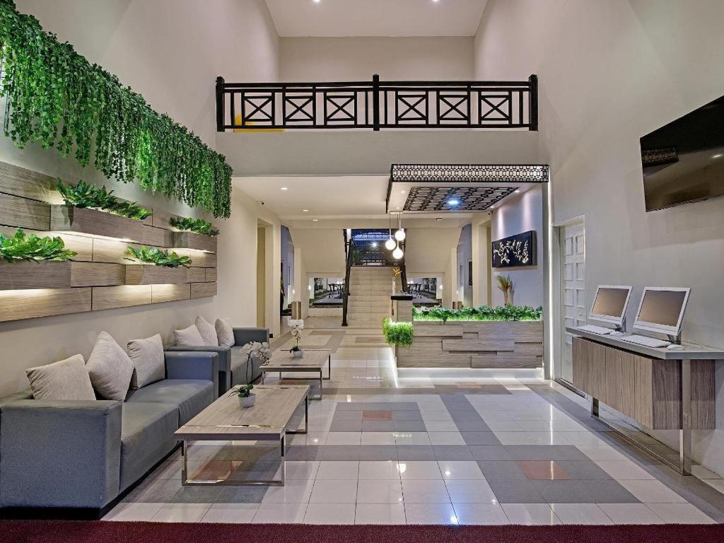 Whiz Prime Hotel Darmo Harapan สุราบายา ภายนอก รูปภาพ