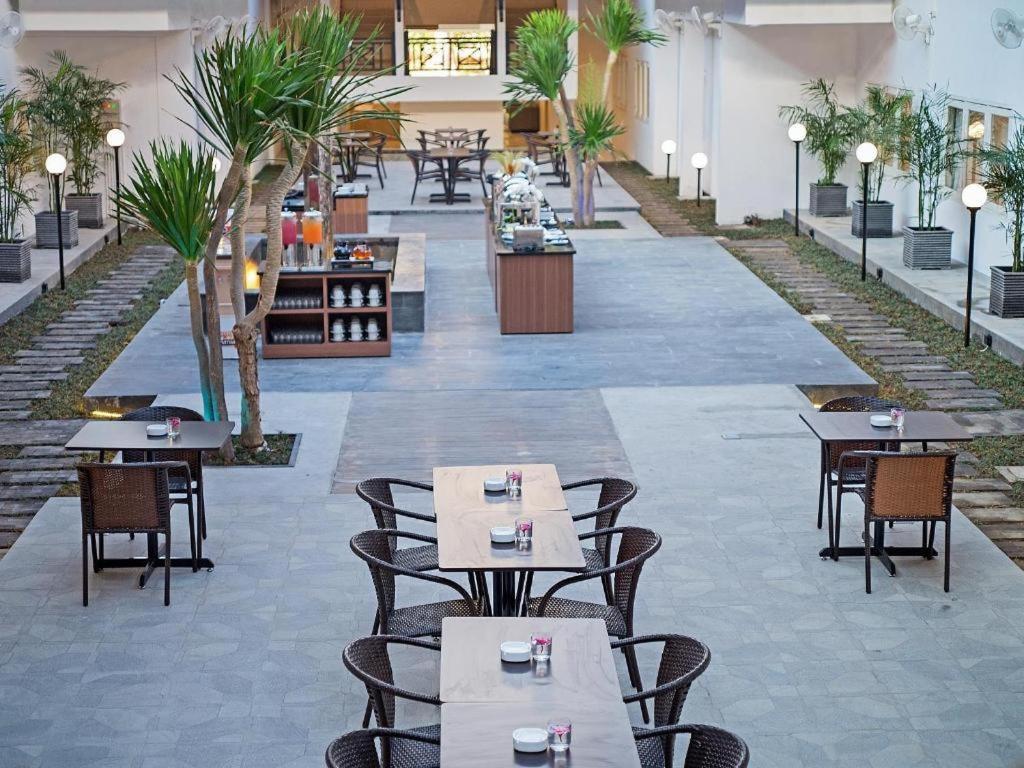 Whiz Prime Hotel Darmo Harapan สุราบายา ภายนอก รูปภาพ