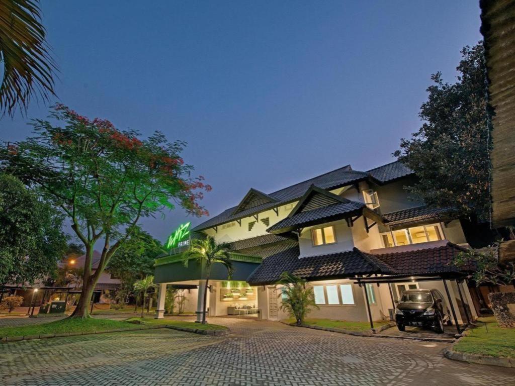 Whiz Prime Hotel Darmo Harapan สุราบายา ภายนอก รูปภาพ