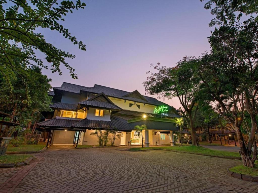 Whiz Prime Hotel Darmo Harapan สุราบายา ภายนอก รูปภาพ