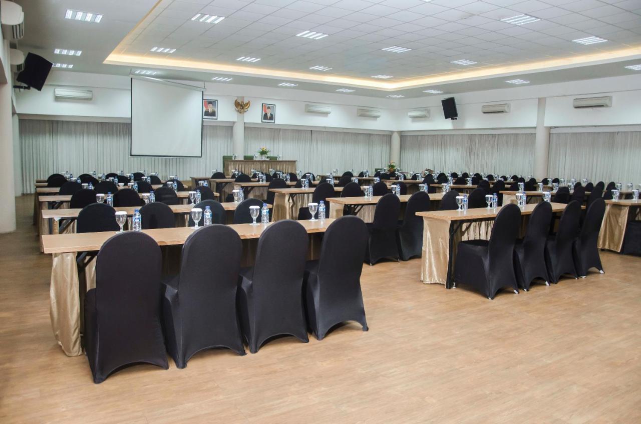 Whiz Prime Hotel Darmo Harapan สุราบายา ภายนอก รูปภาพ