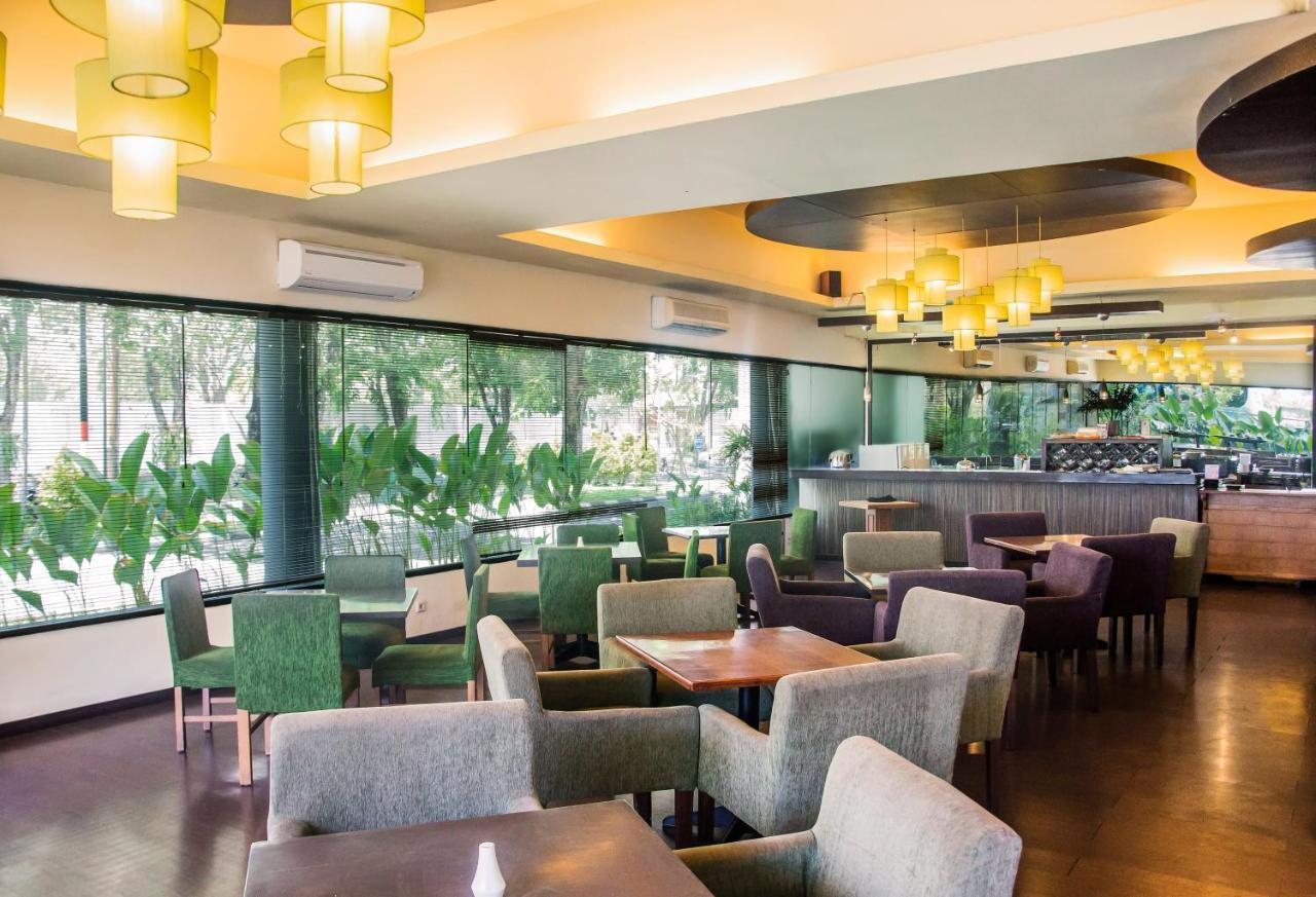 Whiz Prime Hotel Darmo Harapan สุราบายา ภายนอก รูปภาพ