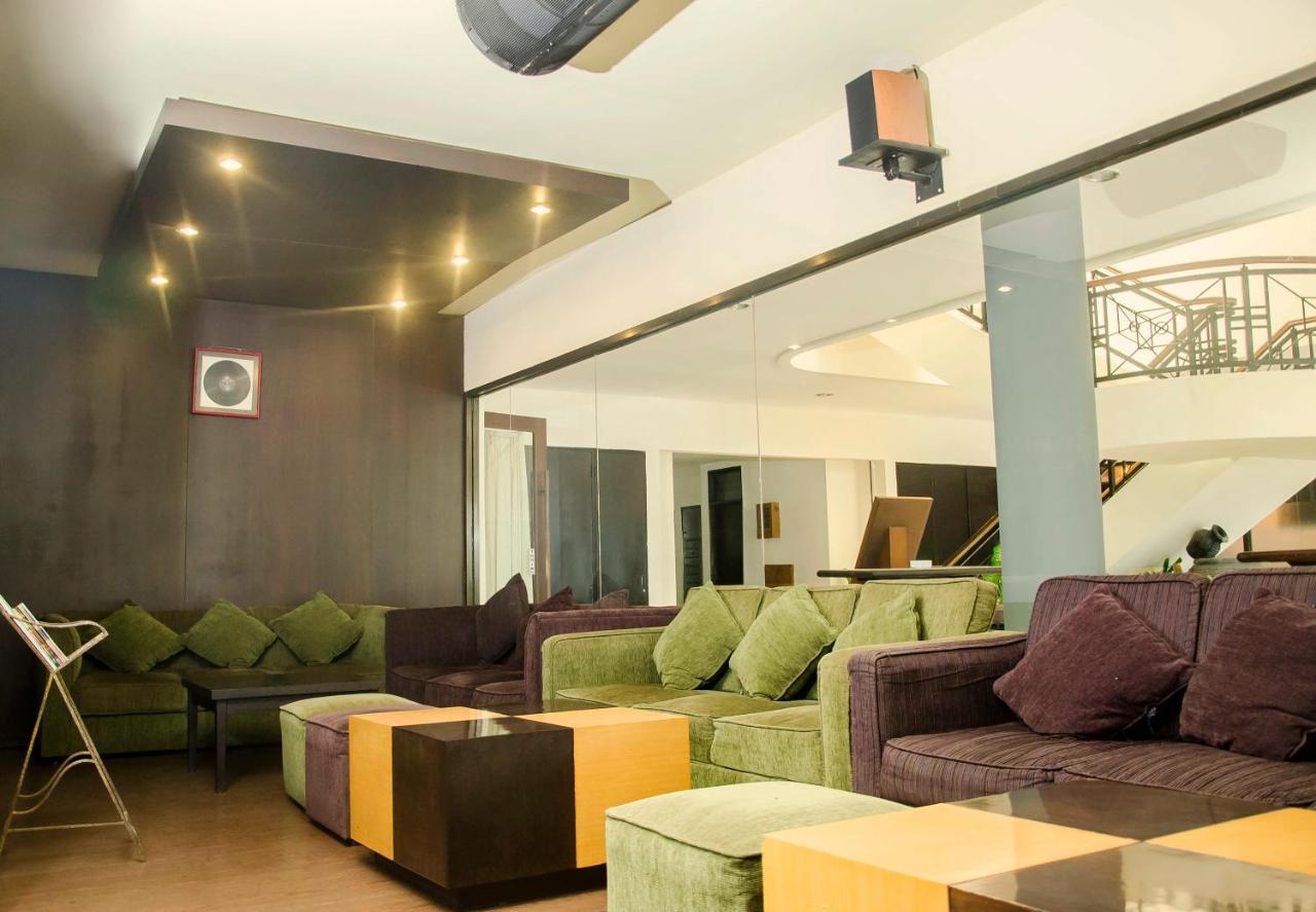 Whiz Prime Hotel Darmo Harapan สุราบายา ภายนอก รูปภาพ
