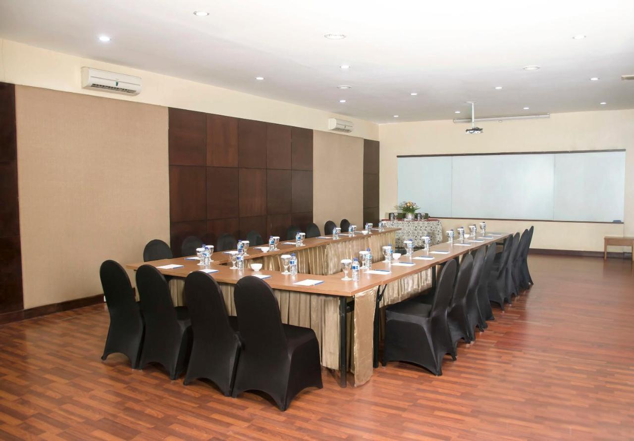 Whiz Prime Hotel Darmo Harapan สุราบายา ภายนอก รูปภาพ