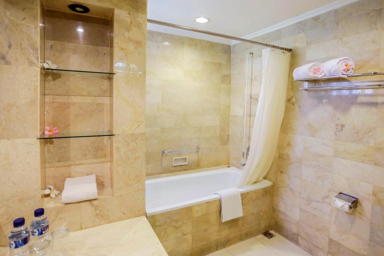Whiz Prime Hotel Darmo Harapan สุราบายา ภายนอก รูปภาพ