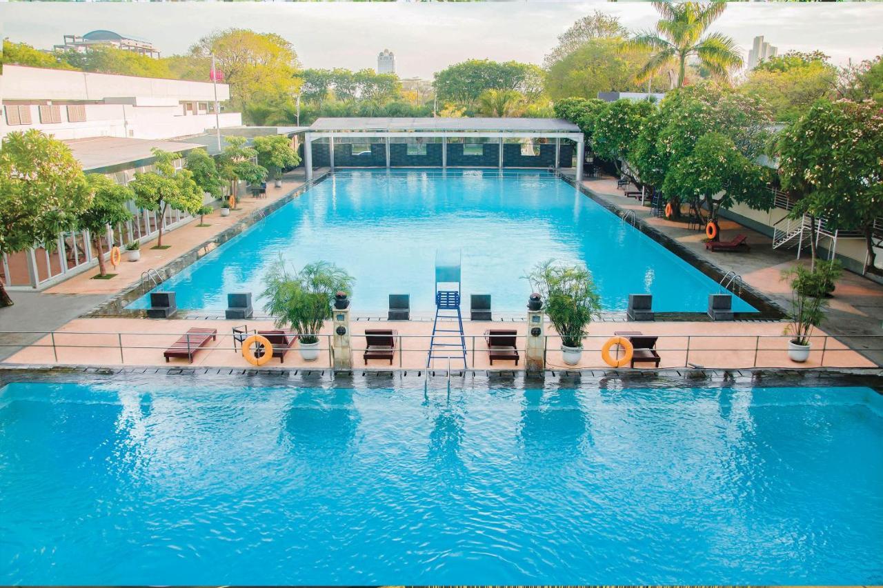Whiz Prime Hotel Darmo Harapan สุราบายา ภายนอก รูปภาพ