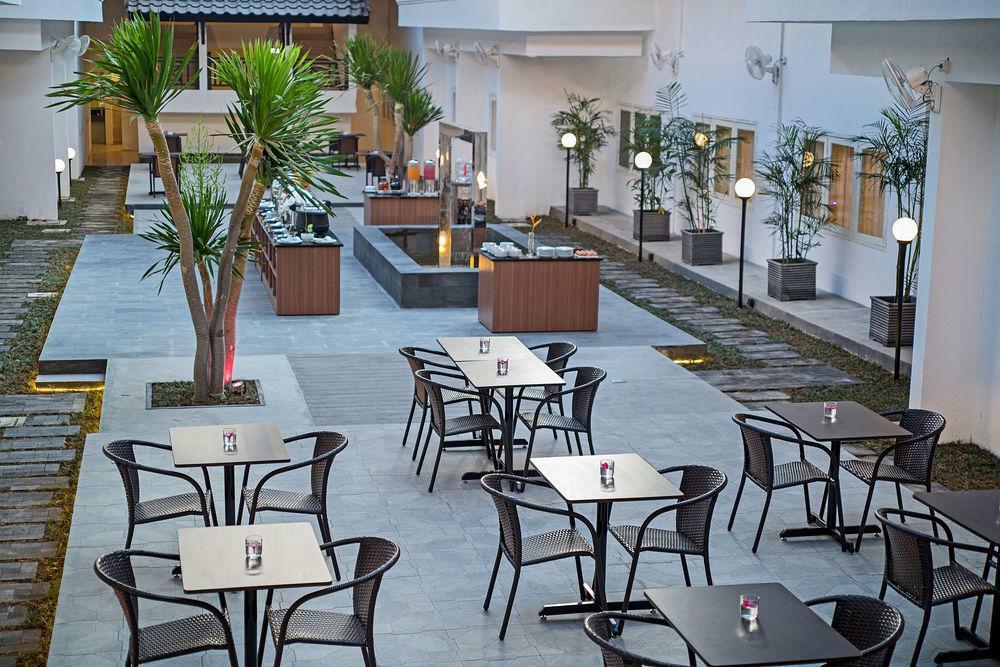 Whiz Prime Hotel Darmo Harapan สุราบายา ภายนอก รูปภาพ