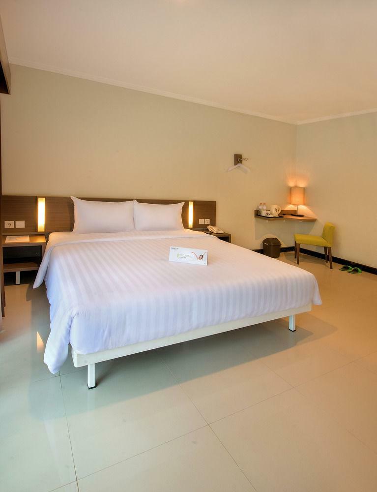Whiz Prime Hotel Darmo Harapan สุราบายา ภายนอก รูปภาพ