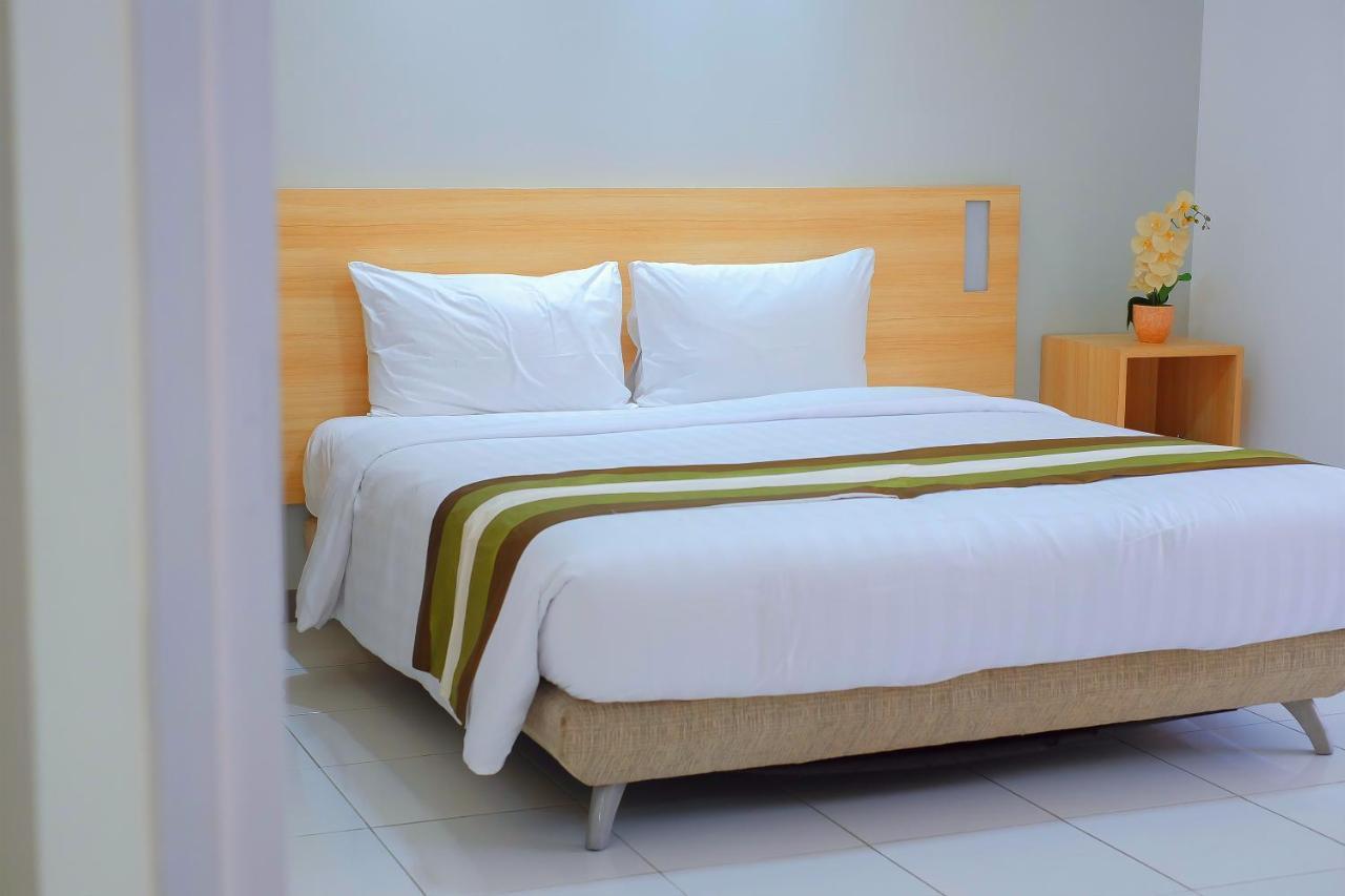 Whiz Prime Hotel Darmo Harapan สุราบายา ภายนอก รูปภาพ
