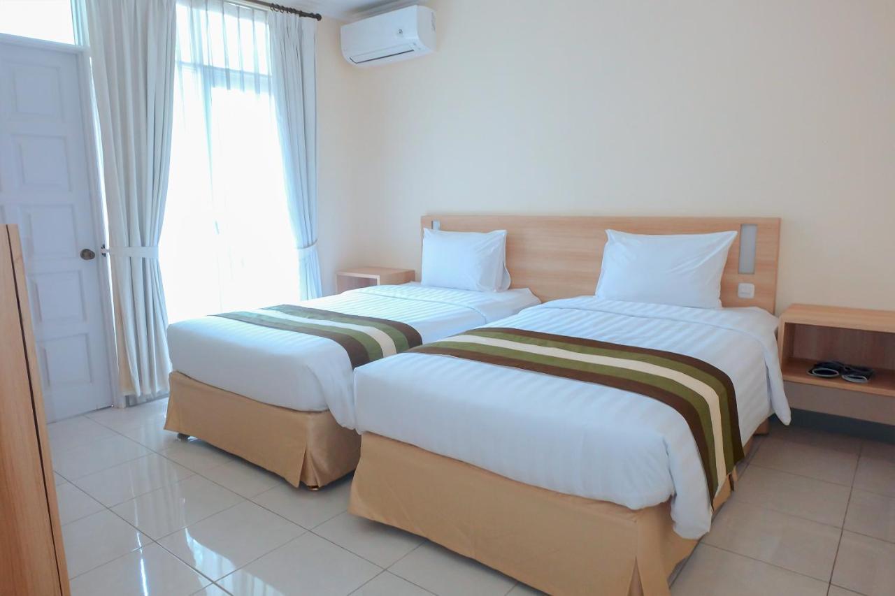 Whiz Prime Hotel Darmo Harapan สุราบายา ภายนอก รูปภาพ