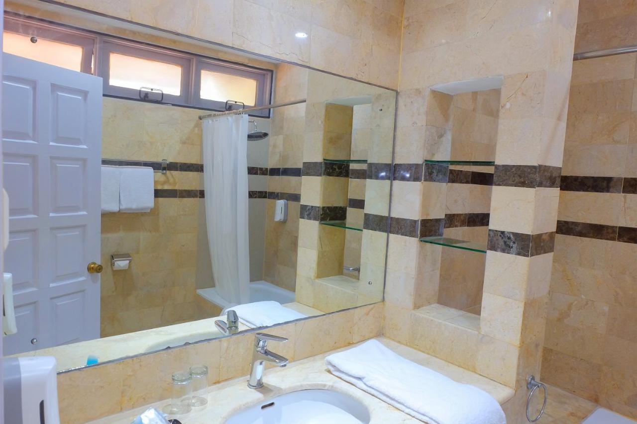 Whiz Prime Hotel Darmo Harapan สุราบายา ภายนอก รูปภาพ